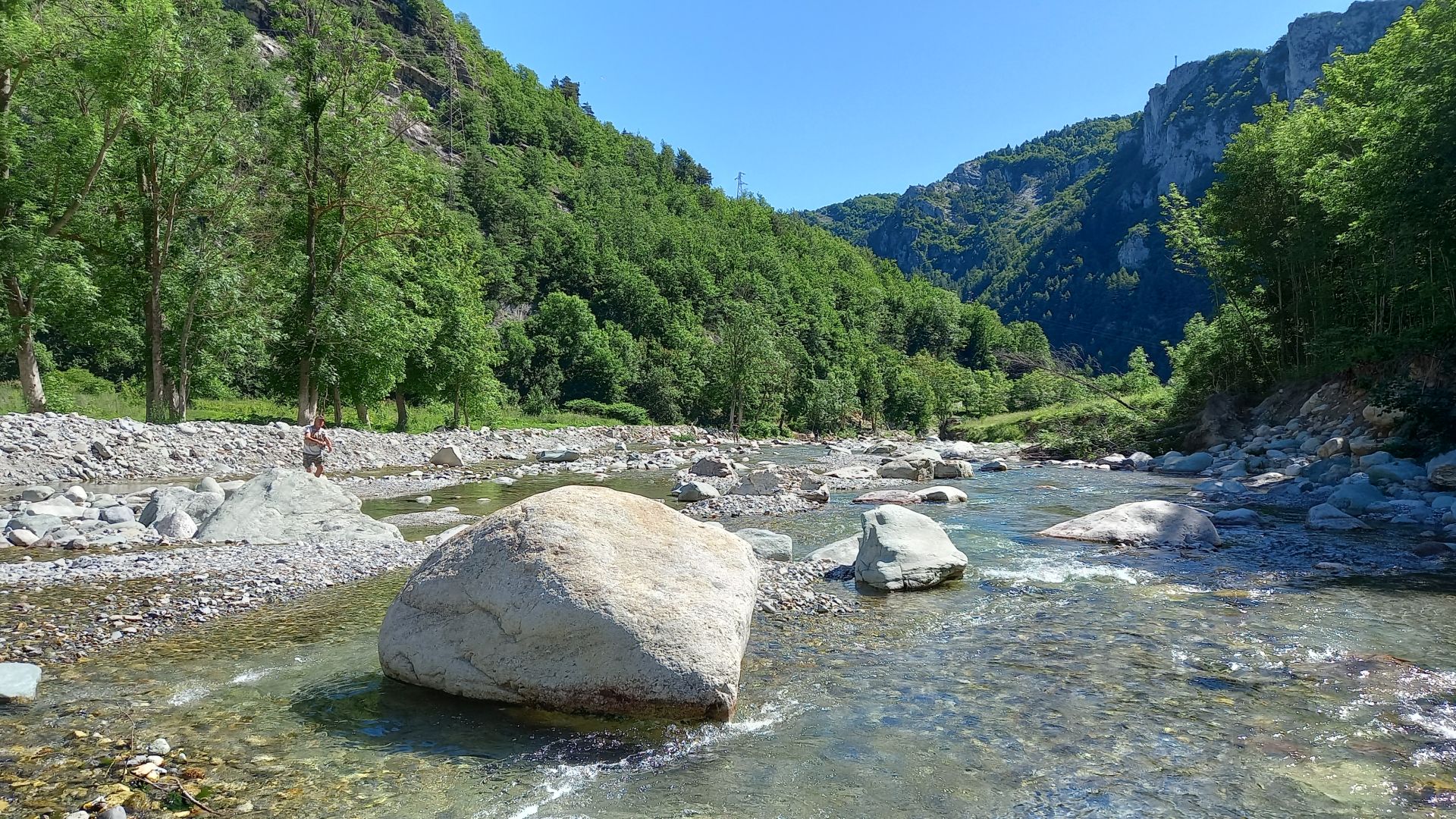 Fiume Tanaro e montagne circostanti