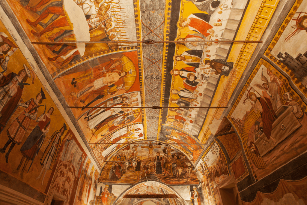 Interno e affreschi del Santuario di San Magno